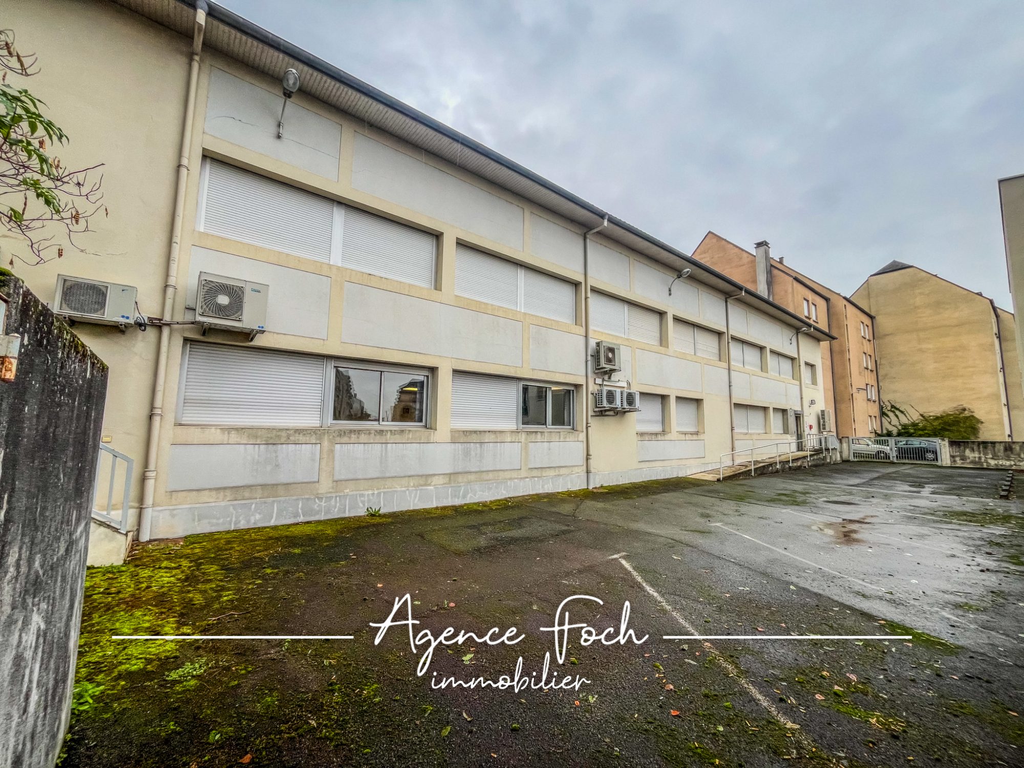 AV LOCAUX PROFESSIONNELS AVEC QUAI DE DECHARGEMENT 15