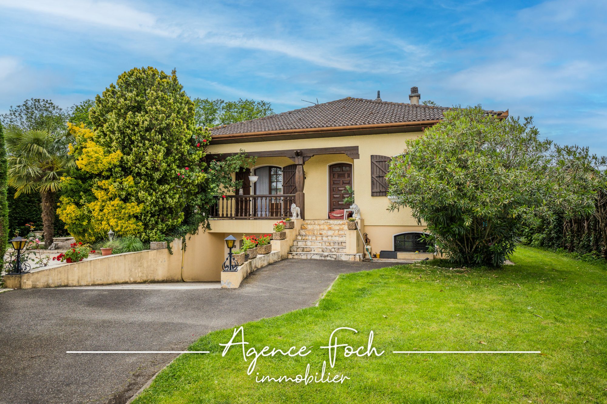 A VENDRE GRANDE MAISON, 5 PIÈCES, AVEC SOUS-SOL, GARAGE ET PISCINE 1