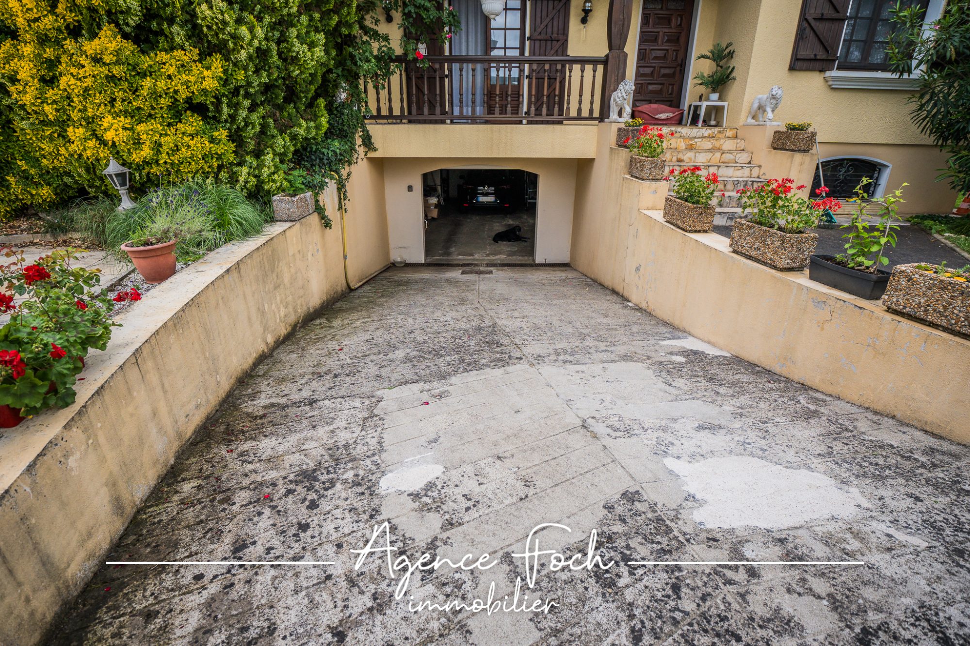 A VENDRE GRANDE MAISON, 5 PIÈCES, AVEC SOUS-SOL, GARAGE ET PISCINE 18