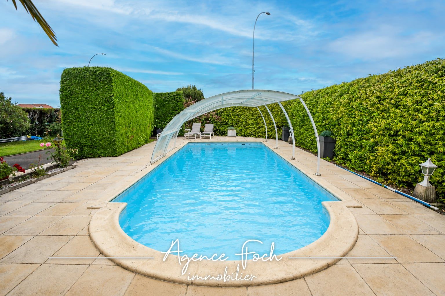 A VENDRE GRANDE MAISON, 5 PIÈCES, AVEC SOUS-SOL, GARAGE ET PISCINE 2